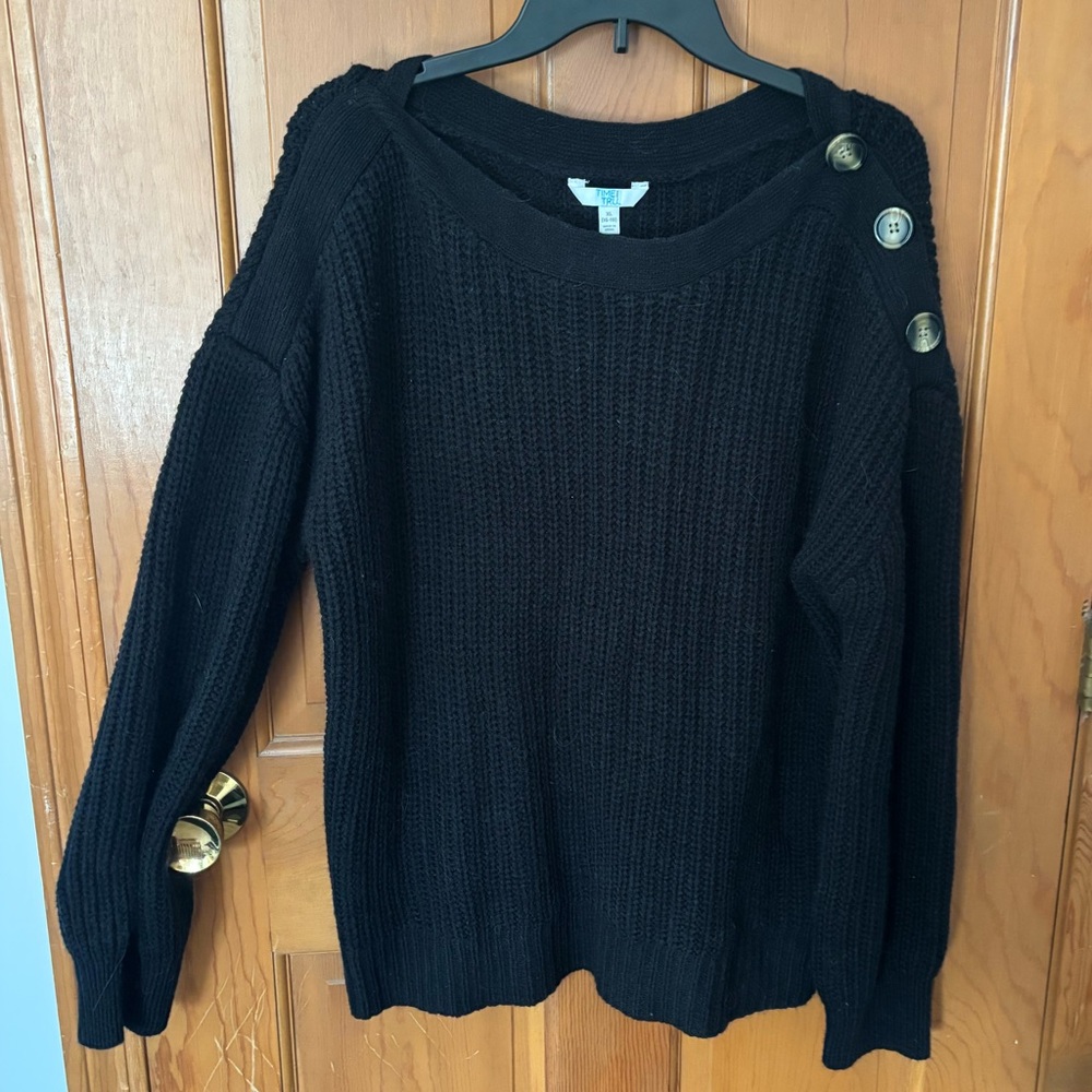 Black sweater with buttons on shoulder XL